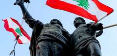 La statue de la place des Martyrs à Beyrouth, affublée de drapeaux libanais et de noeuds coulants, le 9 août 2020.