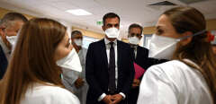 French Health Minister Olivier Veran (C) speaks with health personal of La Timone public hospital during a visit at the covid-19 area of the hospital, on September 25, 2020 in Marseille, southeastern France, amid the crisis linked with the covid-19 pandemic caused by the novel coronavirus. (Photo by Christophe SIMON / POOL / AFP)