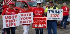 Bianca Garcia (troisième en partant de la gauche), fondatrice des « Latinos for Trump », au Texas.