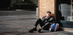 A homeless man smokes a cigarette in the streets of Toulouse on 12 October 2020.
Un sans domicile fixe fume une cigarette dans les rues de Toulouse, le 12 octobre 2020.