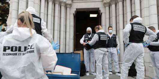 TOPSHOT - French forensics officers operate outside the Basilica of Notre-Dame de Nice after a knife attack in Nice on October 29, 2020. - France's national anti-terror prosecutors said Thursday they have opened a murder inquiry after a man killed three people at a basilica in central Nice and wounded several others. The city's mayor, Christian Estrosi, told journalists at the scene that the assailant, detained shortly afterwards by police, "kept repeating 'Allahu Akbar' (God is Greater) even while under medication." He added that President Emmanuel Macron would be arriving shortly in Nice. (Photo by ERIC GAILLARD / POOL / AFP)