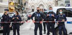 TOPSHOT - Police block the access to the Notre-Dame de l'Assomption Basilica in Nice on October 29, 2020 after a knife-wielding man kills three people at the church, slitting the throat of at least one of them, in what officials are treating as the latest jihadist attack to rock the country. (Photo by Valery HACHE / AFP)