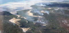 Une vue aérienne des feux sur l’île Fraser, au large de la côte est de l’Australie, le 29 novembre 2020.