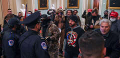 Un homme avec un tee-shirt « Q », en référence à la mouvance complotiste QAnon, à l’intérieur du Capitole à Washington, le 6 janvier 2021.