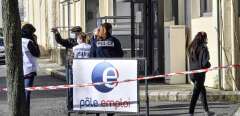 Police and emergency personnel stand guard outside an agency of France's national employment agency Pole Emploi, where an employee was shot dead by a gunman on January 28, 2021 in Valence. - A gunman shot dead a Pôle Emploi employee, before heading to a company in Guilherand-Granges, where he wounded another woman before being arrested by the police. The second victim died later.