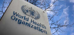 Cette photographie prise le 29 janvier 2021 montre un signe de l'Organisation mondiale de la santé (OMS) à l'entrée de son siège à Genève