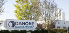 Le logo du groupe Danone devant une usine dans le New Jersey (Etats-Unis)