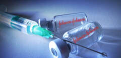 The new vaccine from the manufacturer Johnson & Johnson has been approved in the USA. Subject image Johnson and Johnson vaccine. Disposable syringe and vaccination box with vaccine for injection with a cannula. Impfspritze | usage worldwide (Photo by Frank Hoermann/SVEN SIMON / SVEN SIMON / dpa Picture-Alliance via AFP)