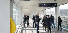 Des policiers français contrôlent les certificats de voyage des passagers arrivant à la gare centrale de Mulhouse, le 9 avril 2021