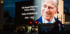 Un hommage au Prince Philip est affiché sur le grand écran de Piccadilly Circus après l'annonce de son décès, le 09 avril 2021 à Londres,
