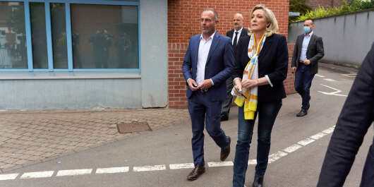 La présidente du parti d'extrême droite "Rassemblement national", Marine Le Pen, quitte un bureau de vote après avoir voté pour le second tour des élections régionales, le 27 juin 2021 à Henin-Beaumont, en France.
