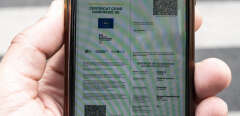 Illustration d un pass sanitaire, certificat covid de l Union europeenne, sur un telephone portable dans la rue.