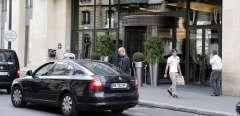 Devant un hôtel de luxe à Paris