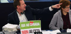 Yannick Jadot manifeste son opposition au CETA, en février 2017.