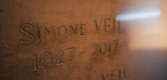 Paris, 13 octobre 2021. Détail de la tombe de Simone Veil dans la crypte du Panthéon.