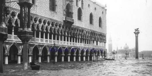 Le Palais des Doges à Venise, en période d'"acqua alta" (hautes eaux) en 1966