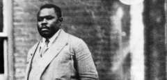 Marcus Garvey (1887-1940) dirigeant du premier mouvement nationaliste noir americain, surnomme le Moise Noir, photo en 1924 par James Van Der Zee  --- Marcus Garvey (1887-1940). Jamaican black-nationalist leader. Photographed, 1924, by James Van Der Zee.