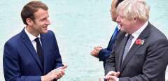 French President Emmanuel Macron talks with British Prime Minister Boris Johnson during a visit to the Trevi fountain with other heads of states in central Rome on October 31, 2021 on the sidelines of the G20 of World Leaders Summit. (Photo by Andreas SOLARO / AFP)