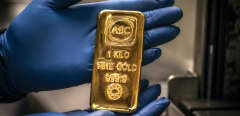 A worker displays a one kilogram gold bullion bar at the ABC Refinery in Sydney on August 5, 2020. - Gold prices hit 2,000 USD an ounce on markets for the first time on August 4, the latest surge in a commodity seen as a refuge amid economic uncertainty.