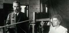 Pierre et Marie Curie en 1906 dans leur laboratoire, juste avant la mort du premier.