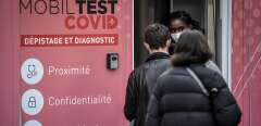 Patients wait to be tested for the novel coronavirus Covid-19 in Paris on December 23, 2021. - The number of daily Covid-19 cases in France is set to exceed 100 000 by the end of December due to the faster-spreading Omicron variant, French Health Minister said. France recorded almost 73 000 new infections on December 21, with an average of over 54 000 over the last seven days. But officials fear that the emergence of Omicron has changed the nature of the pandemic. (Photo by STEPHANE DE SAKUTIN / AFP)