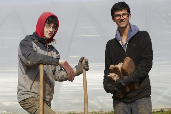 Melen et Aymeric, futurs ingénieurs, apprennent les bases de l’agroécologie à la ferme de Zsámbok, à 50 kilomètres de Budapest.