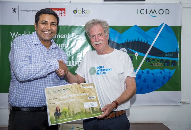 Mr Paras Loomba, Founder of Global Himalayan Expedition, receives the first ICIMOD Mountain Prize from David Molden, ICIMOD’s Director General in a function organized on World Environment Day, 2018 (photo: ICIMOD/Jitendra Bajracharya)