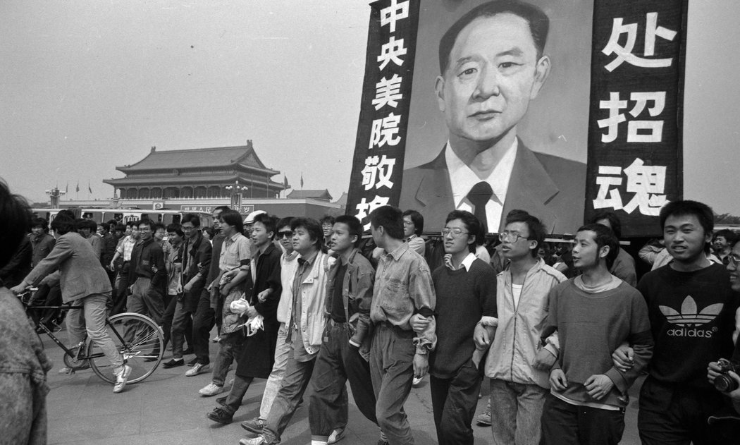 1989年4月，北京顶尖高校学生在天安门广场纪念中共中央总书记、政治改革者胡耀邦去世，自此拉开了要求民主的抗议活动的序幕。