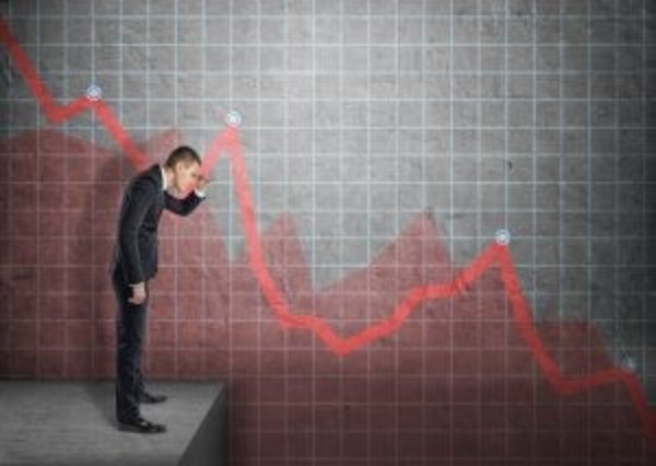 Mandscratches head looking at down sales arrow