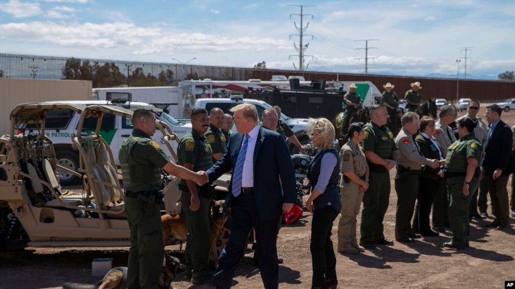 Tổng thống Mỹ Donald Trump thị sát một phần tường biên giới với Mexico mới hoàn tất tại Calexico, California, ngày 5/4/19.