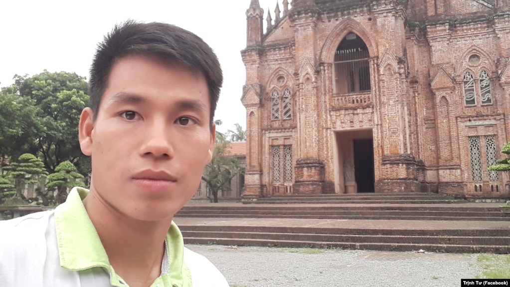 Nhà hoạt động vì quyền đất đai Trịnh Bá Tư đang thụ án tù tại Việt Nam. Hai tổ chức quốc tế đã lên tiếng kêu gọi chính quyền điều tra cáo buộc về việc ông Tư bị đánh và cùm chân.
