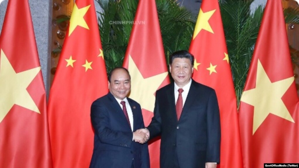 Thủ tướng Nguyễn Xuân Phúc (trái) bắt tay Tập Cận Bình. (Twitter photo via GovtOfficeMedia)