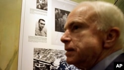 Ông McCain tới thăm nhà tù Hỏa Lò, nơi ông từng bị giam giữ năm 1967.