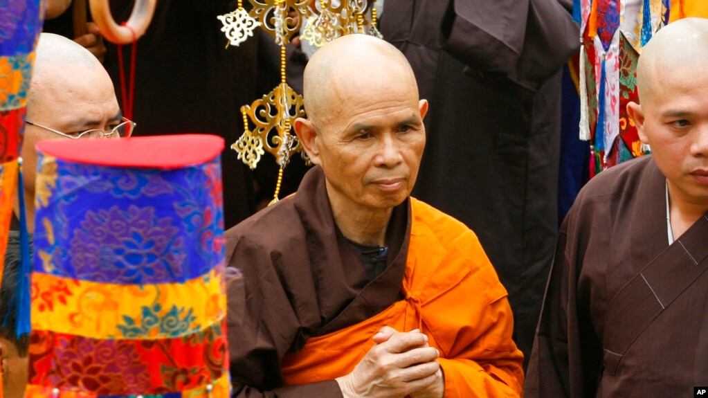 Thiền sư Thích Nhất Hạnh đến tham dự một thời kinh tại chùa Vĩnh Nghiêm, thành phố Hồ Chí Minh, trong lần về Việt Nam hồi năm 2007