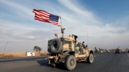 Một đoàn xe của binh lính Mỹ sau khi rút khỏi miền Bắc Syria đi qua Erbil, Iraq, hôm 21/10. Bộ trưởng Quốc phòng Mark Esper nói Mỹ sẽ duy trì một số lượng binh lính ở đây để giữ không cho Nhà nước Hồi giáo tiếp cận các mỏ dầu.