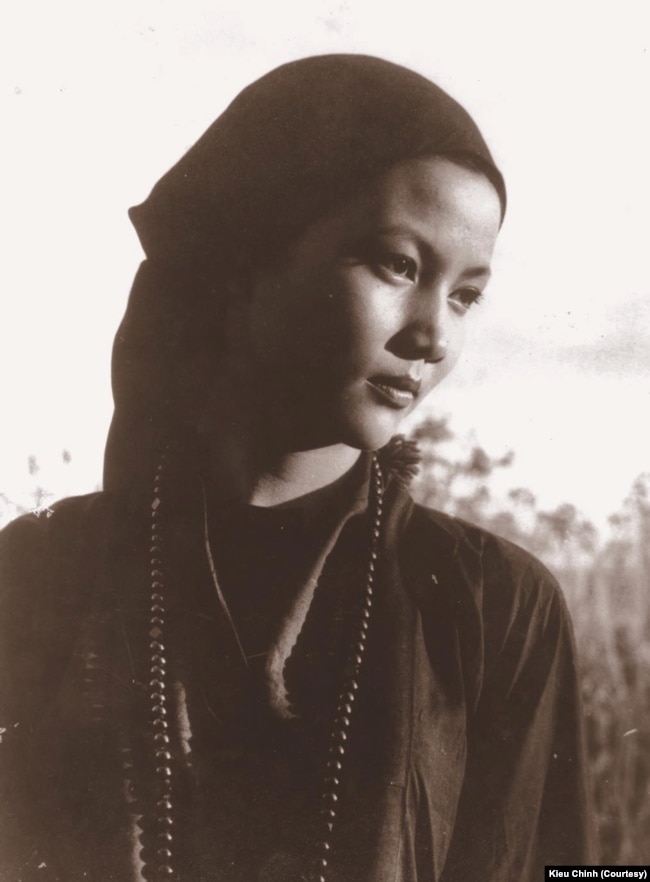 Kiều Chinh trong vai ni cô Như Ngọc trong phim "Hồi Chuông Thiên Mụ" (1957)