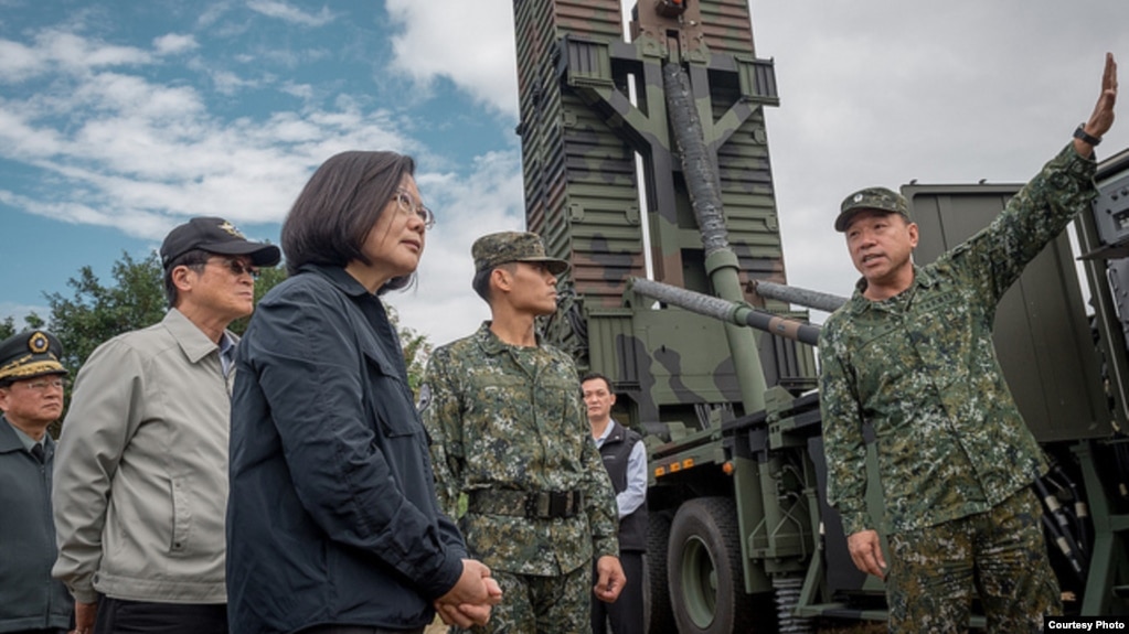 Bà Thái Anh Văn trò chuyện với các binh sĩ Đài Loan.