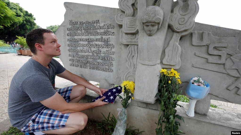 Giáo viên tiếng Anh người Mỹ Derek Davis tới đặt hoa tưởng nhớ ông McCain bên bờ Hồ Trúc Bạch hôm 26/8.