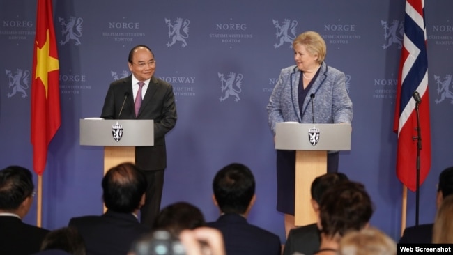 Thủ tướng Nguyễn Xuân Phúc và Thủ tướng Na Uy Erna Solberg tại cuộc họp báo. Photo Báo Quốc tế/VGP News.