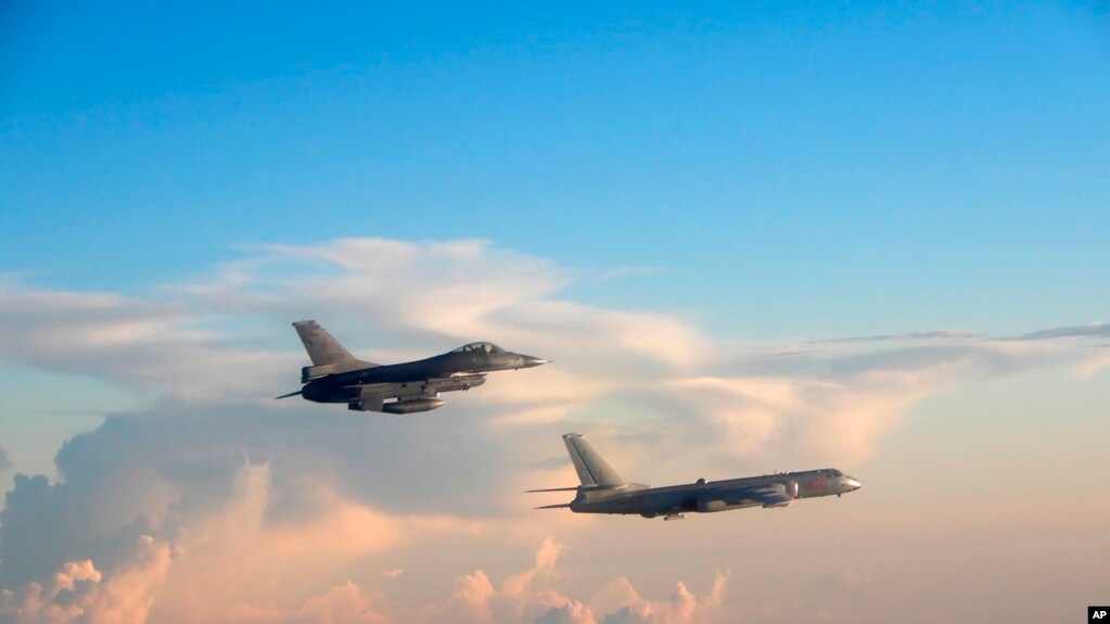 Một chiếc chiến đấu cơ của Đài Loan bay gần một chiếc máy bay ném bom của Trung Quốc trên vùng Eo biển Đài Loan năm ngoái.