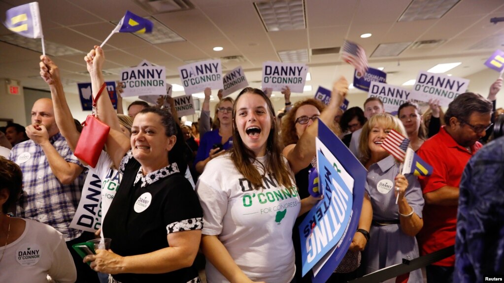 Mbështetësit e kandidatit demokrat Danny O’Connor brohorasin rezultatet e zgjedhjes së posaçme për Kongresin, në distriktin 12 të shtetit Ohio, më 7 gusht 2018