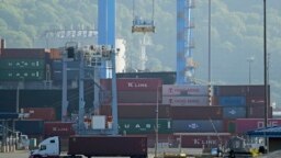 Hàng nhập khẩu tại cảng Tacoma, bang Washington.