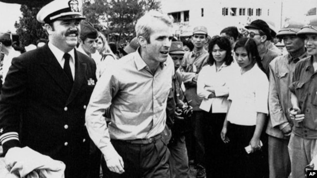 Ông McCain sau khi được thả khỏi nhà tù Hỏa Lò.