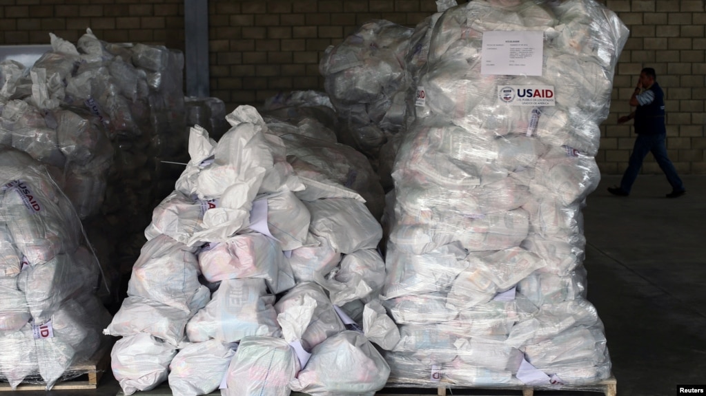 Những túi hàng viện trợ chất trong nhà kho gần cầu vượt biên giới Tienditas giữa Colombia và Venezuela ở thành phố Cucuta, Colombia, ngày 14 tháng 2, 2019. 