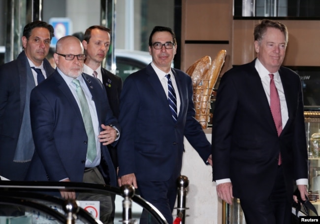 Đại diện Thương mại Hoa Kỳ Robert Lighthizer (phải, ngoài cùng) và Bộ trưởng Tài chính Mỹ Steven Mnuchin (thứ hai, từ phải) đến một khách sạn ở Bắc Kinh, Trung Quốc, ngày 28 tháng 3, 2019.