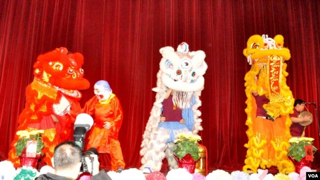 Múa lân trên sân khấu Hội chợ Tết do Nhà Việt Nam tổ chức tại trường NOVA, bang Virginia, ngày 28/1/2017. (Hình: Trà Mi)