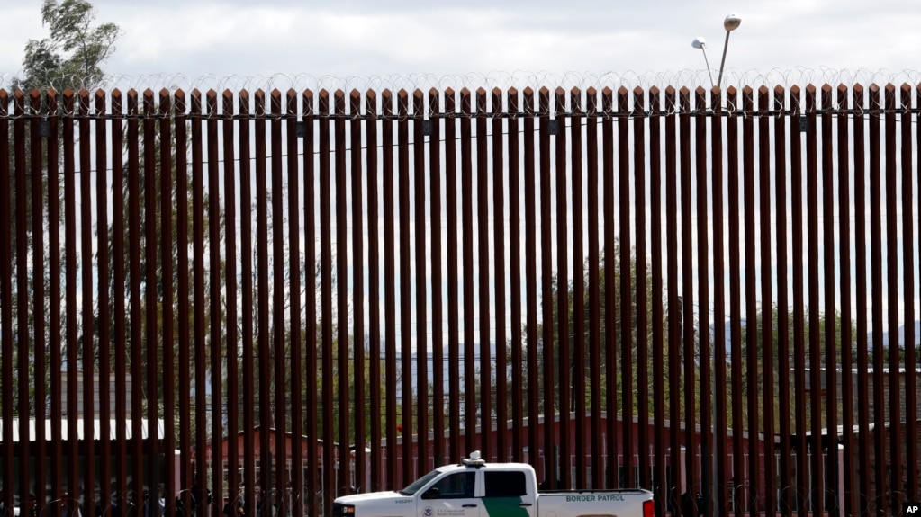 Một xe công vụ của Cơ quan Hải quan và Bảo vệ Biên giới Mỹ đậu gần tường rào biên giới Mỹ-Mexico. 