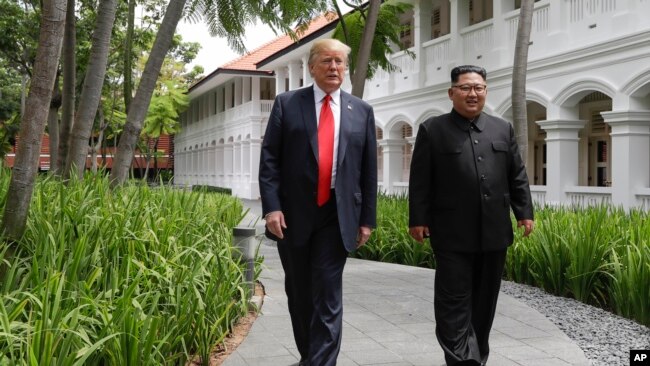 Tổng thống Mỹ Donald Trump và lãnh tụ Triều Tiên Kim Jong Un trong ngày họp thượng đỉnh 12/6/18 tại Singapore.