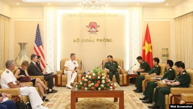 Đô đốc Philip Davidson, Tư lệnh Bộ Tư lệnh Ấn Độ Dương - Thái Bình Dương và Bộ trưởng Quốc phòng Việt Nam Ngô Xuân Lịch, ngày 16/4/2019. (Photo: VNA)