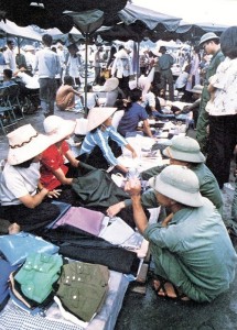 Chợ Trời Sài Gòn năm 1976. Bán đồ toàn những người ta. Mua đồ thì rặt những Ma cùng Mường.